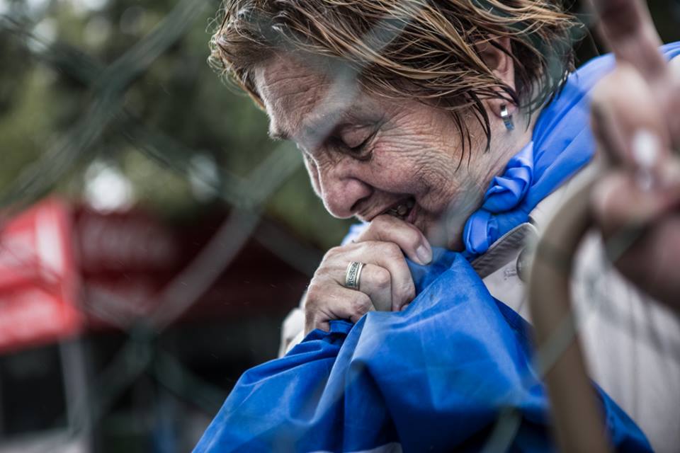 llorando detras del tejido